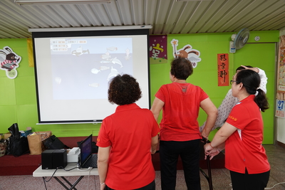 長輩學習使用 VR復健系統