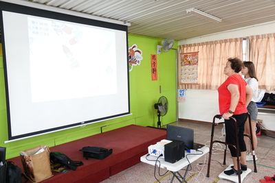 長輩學習使用VR復健系統